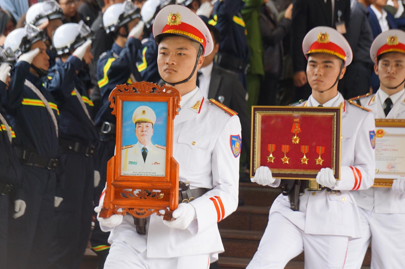 Phong tỏa toà nhà Dầu khí cháy, nhiều người chưa thể tiếp cận nơi làm việc ảnh 13 Phong tỏa toà nhà Dầu khí cháy, nhiều người chưa thể tiếp cận nơi làm việc ảnh 13