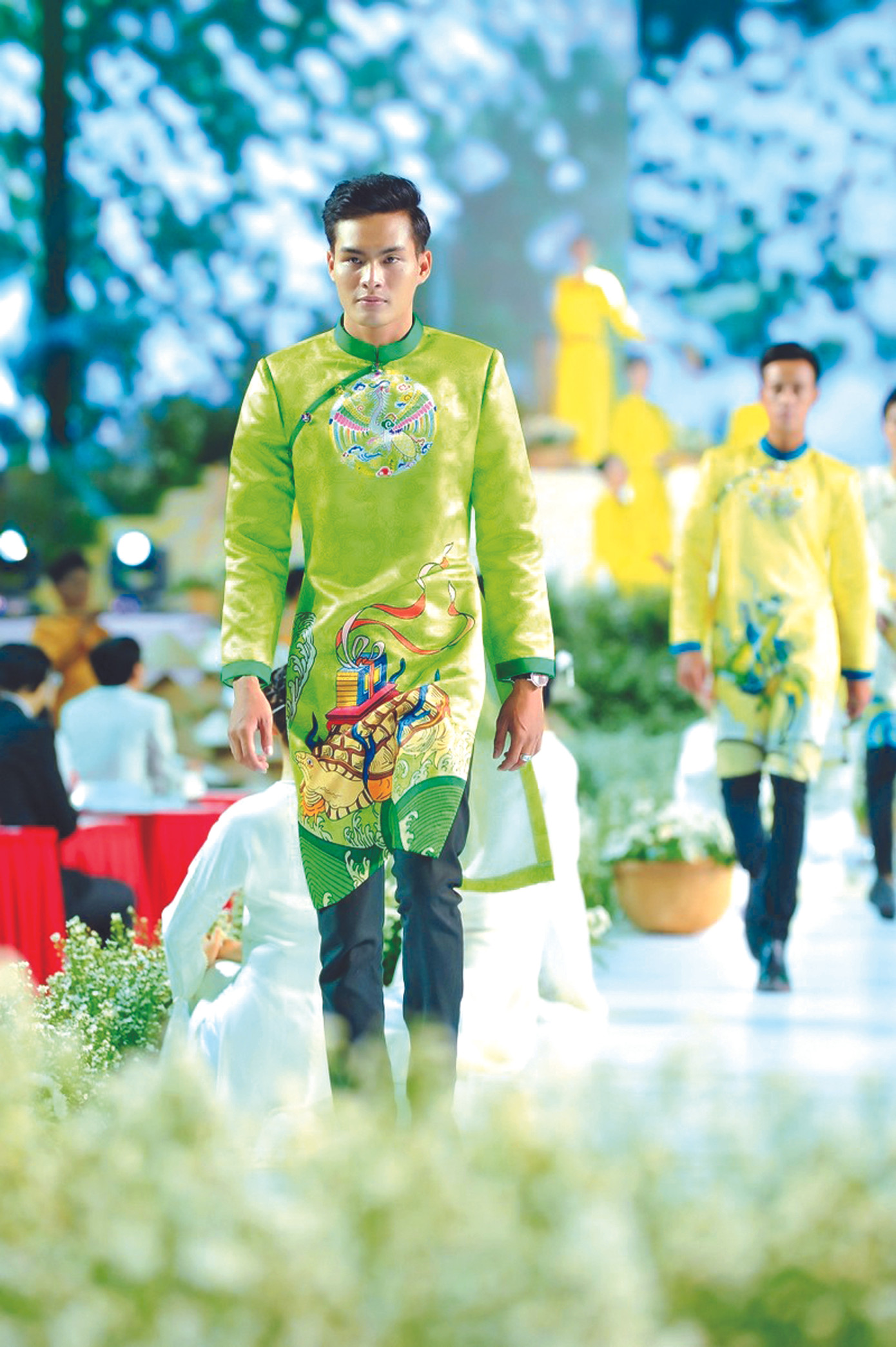 Những người đàn ông bận áo dài ảnh 2