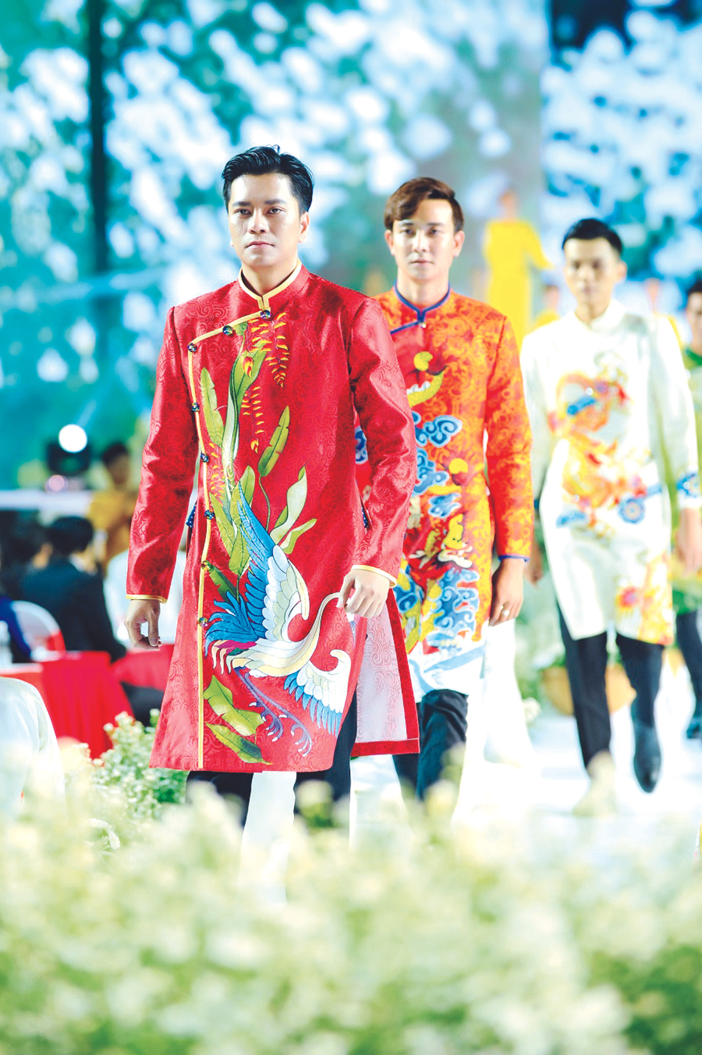 Những người đàn ông bận áo dài ảnh 1