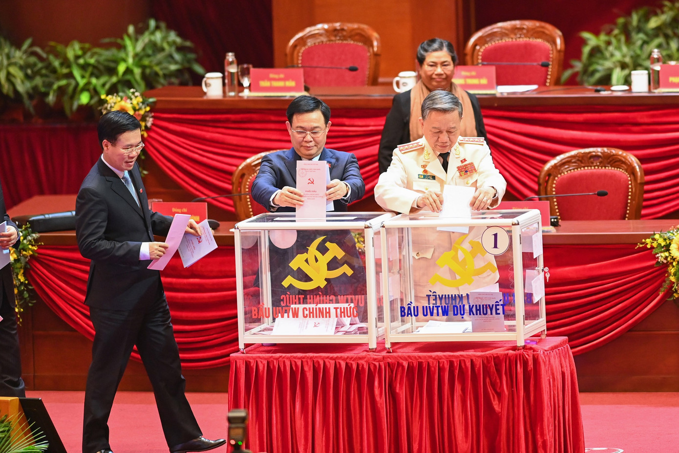 Hôm nay, Ban Chấp hành Trung ương bầu Bộ Chính trị, Tổng Bí thư ảnh 1