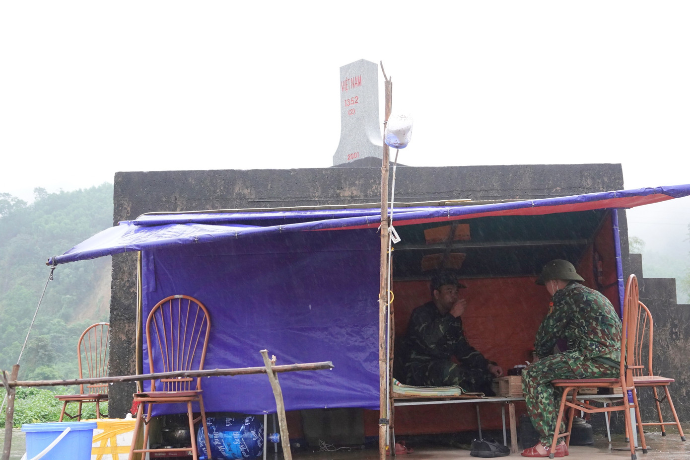 Có các anh canh phên dậu, Kỳ II: Dãi gió, dầm mưa chặn dịch ảnh 1