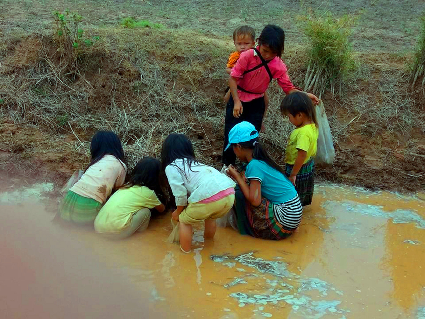 Lời ru buồn vời vợi đại ngàn: Vòng xoáy đông con, nghèo đói ảnh 1