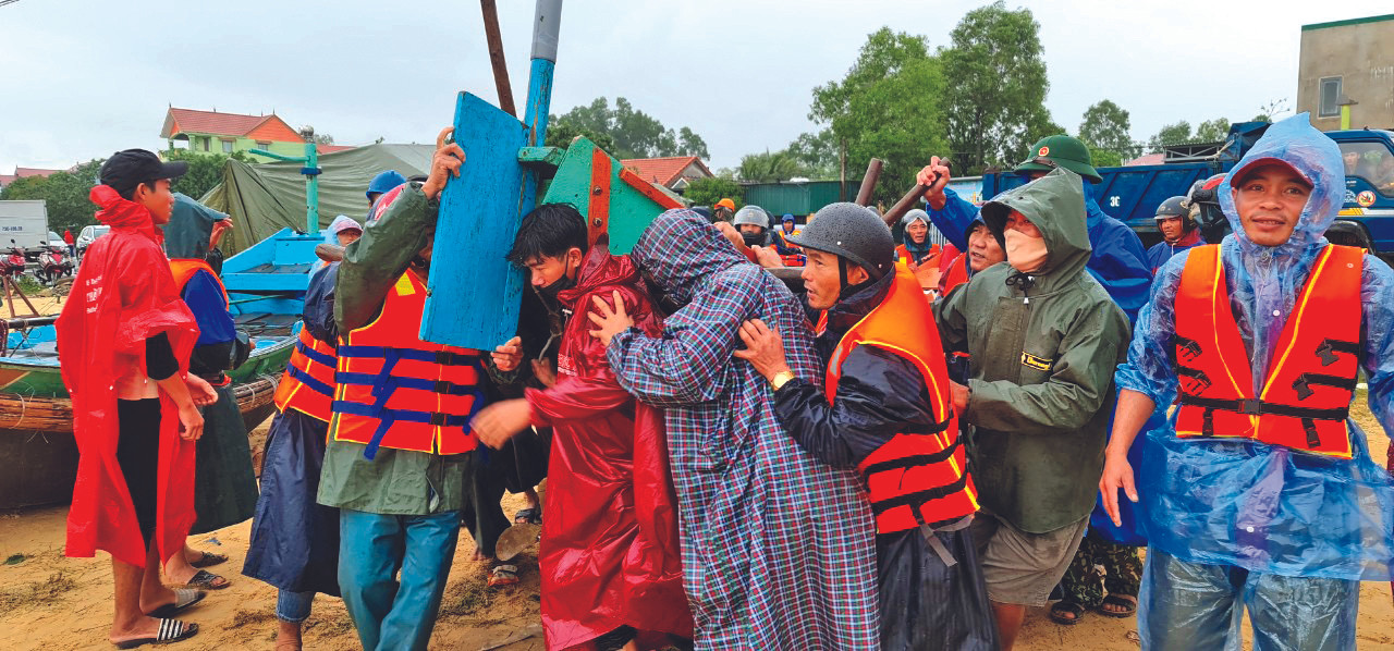 Gặp lại những người hùng trong lũ ảnh 1