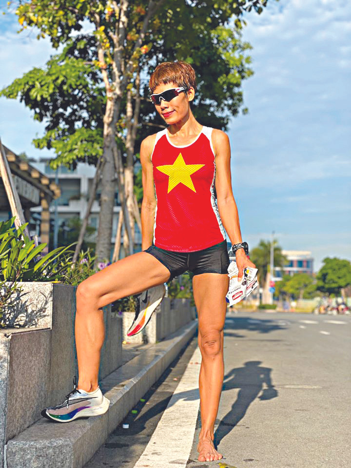 'Bầu' Tiểu Phương: Đặt may 6 áo cờ Việt Nam mặc trong ngày đua Lý Sơn ảnh 1