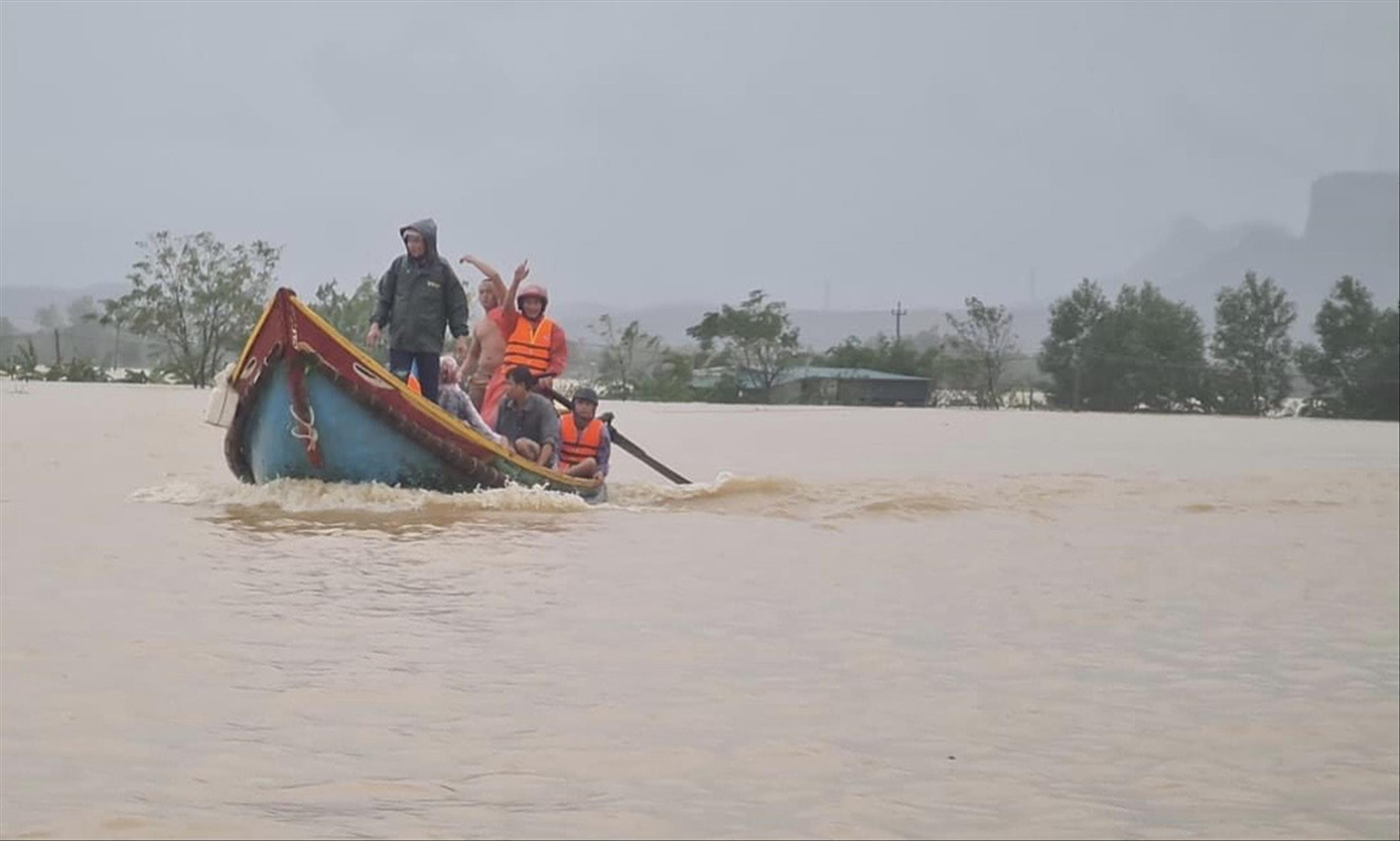Cứu người trong lũ ảnh 1