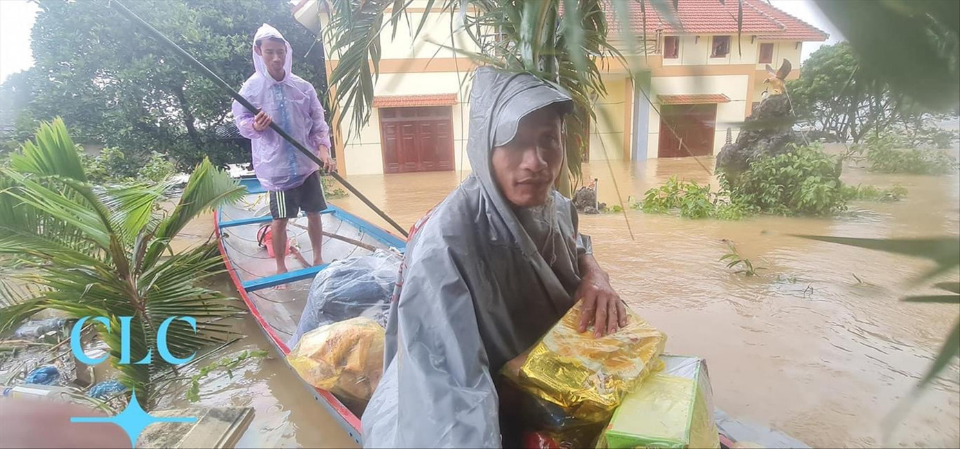 Cứu người trong lũ ảnh 2