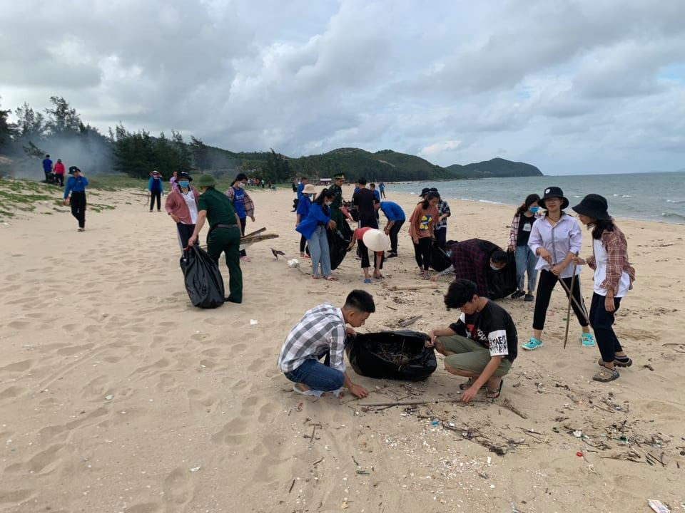 Đoàn viên và bộ đội biên phòng chung tay dọn rác bãi biển ảnh 2