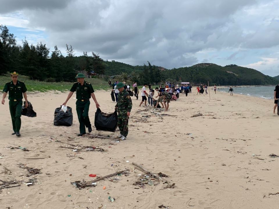 Đoàn viên và bộ đội biên phòng chung tay dọn rác bãi biển ảnh 1