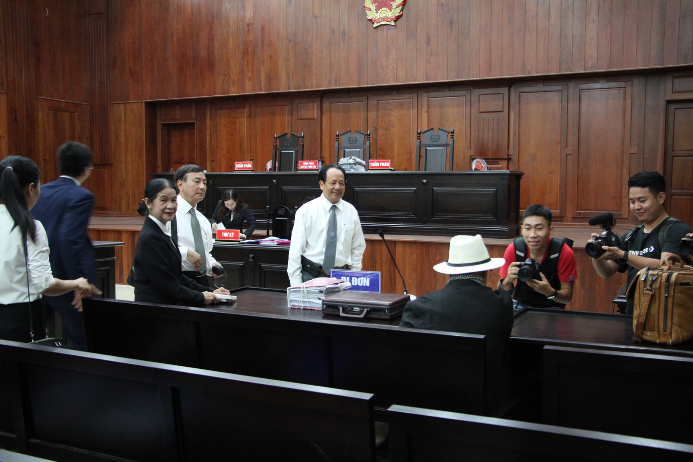 Bà Thảo nhập viện, tòa hoãn xử vụ ly hôn vợ chồng ‘vua cà phê’ Trung Nguyên ảnh 1