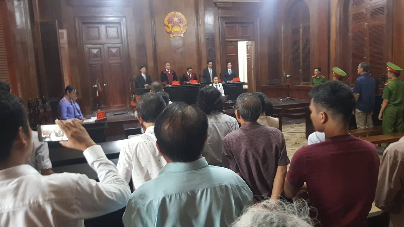 Lừa Vũ 'nhôm' làm hộ chiếu quốc tịch Mỹ, 2 người lãnh án tù ảnh 1