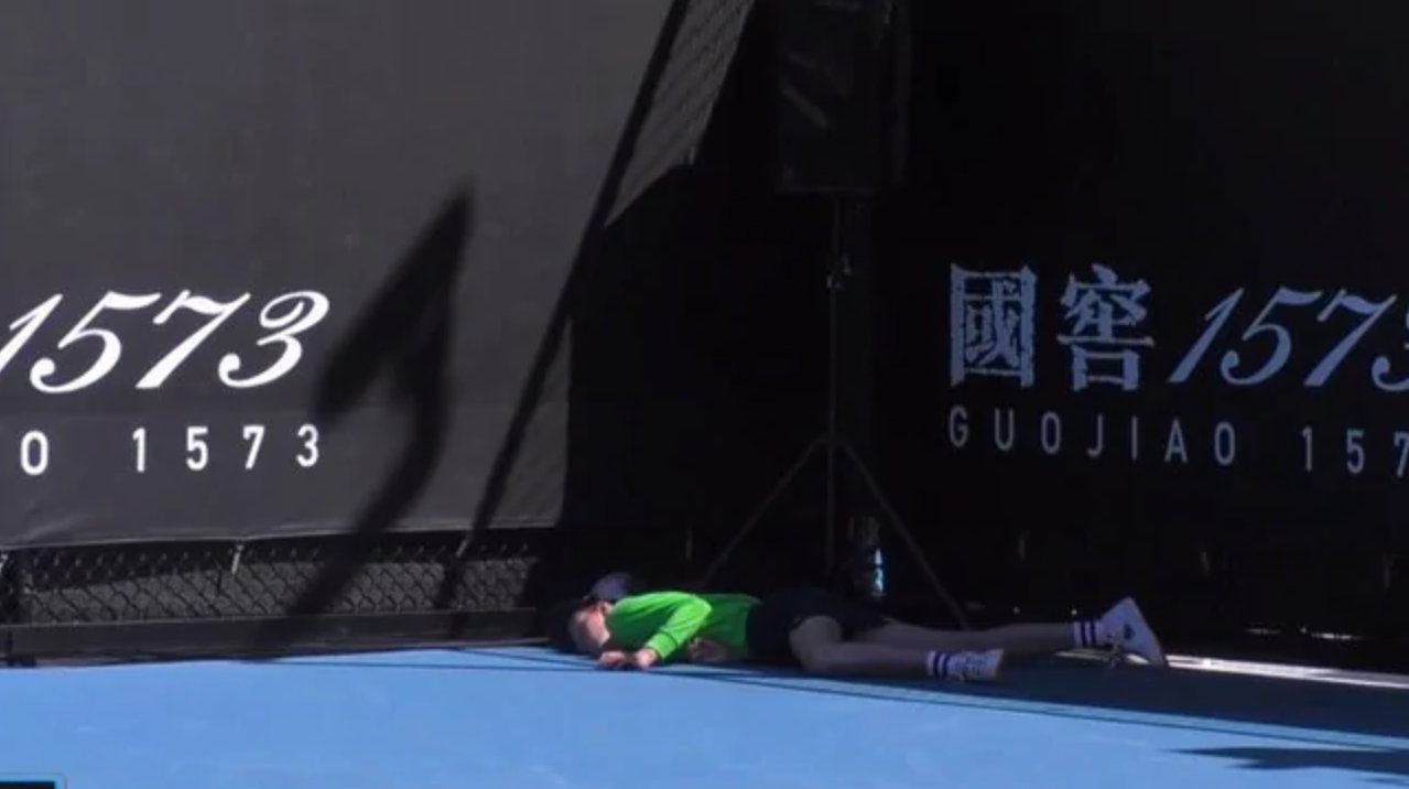  Cô bé nhặt bóng ngất xỉu ở Australian Open ảnh 1