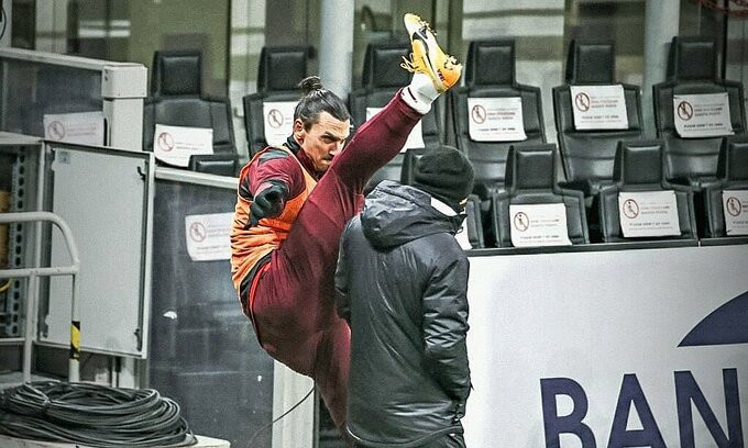 Khởi động theo cách của Ibrahimovic: Đá chân qua đầu HLV ảnh 1