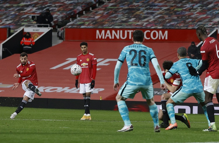 Fernandes tiết lộ bí kíp sút phạt xé lưới Liverpool ảnh 1