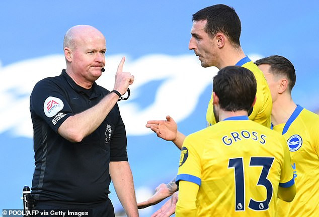 Ngôi sao Ngoại hạng Anh ‘ăn cắp trứng gà’, trọng tài hai lần bẻ còi ảnh 1