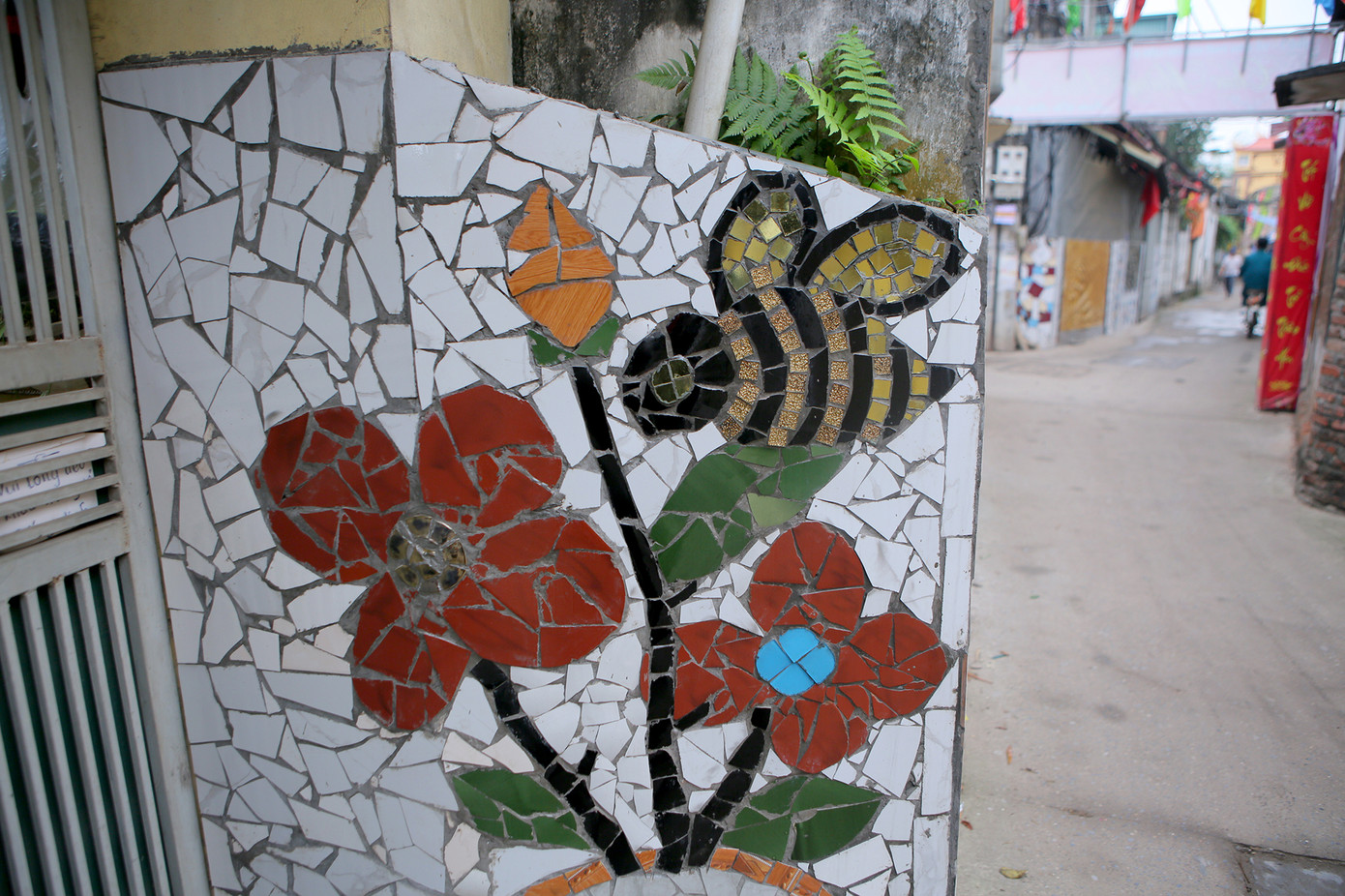 Đồ phế thải thành tác phẩm nghệ thuật trên đường làng Liên Mạc ảnh 4