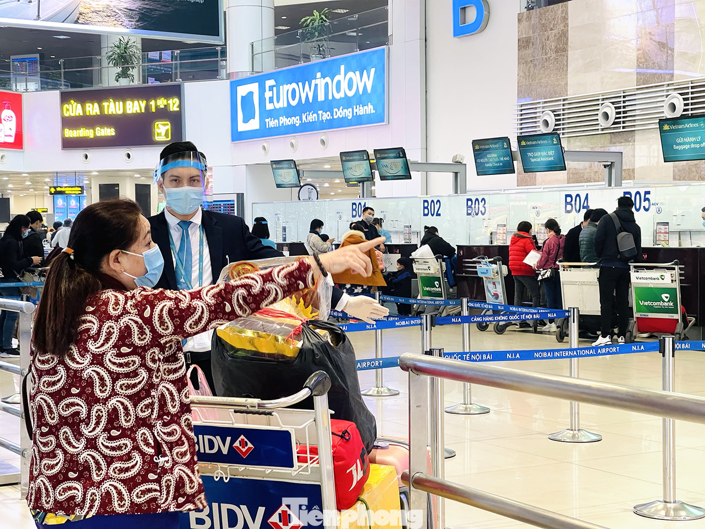 Dịch COVID-19 bùng phát trở lại, sân bay Nội Bài lại đìu hiu ảnh 8