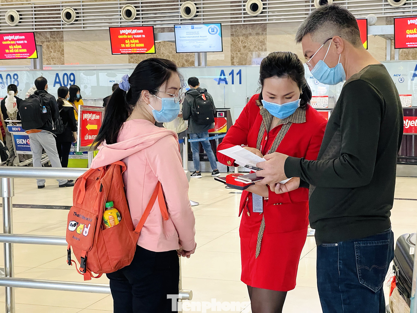 Dịch COVID-19 bùng phát trở lại, sân bay Nội Bài lại đìu hiu ảnh 4