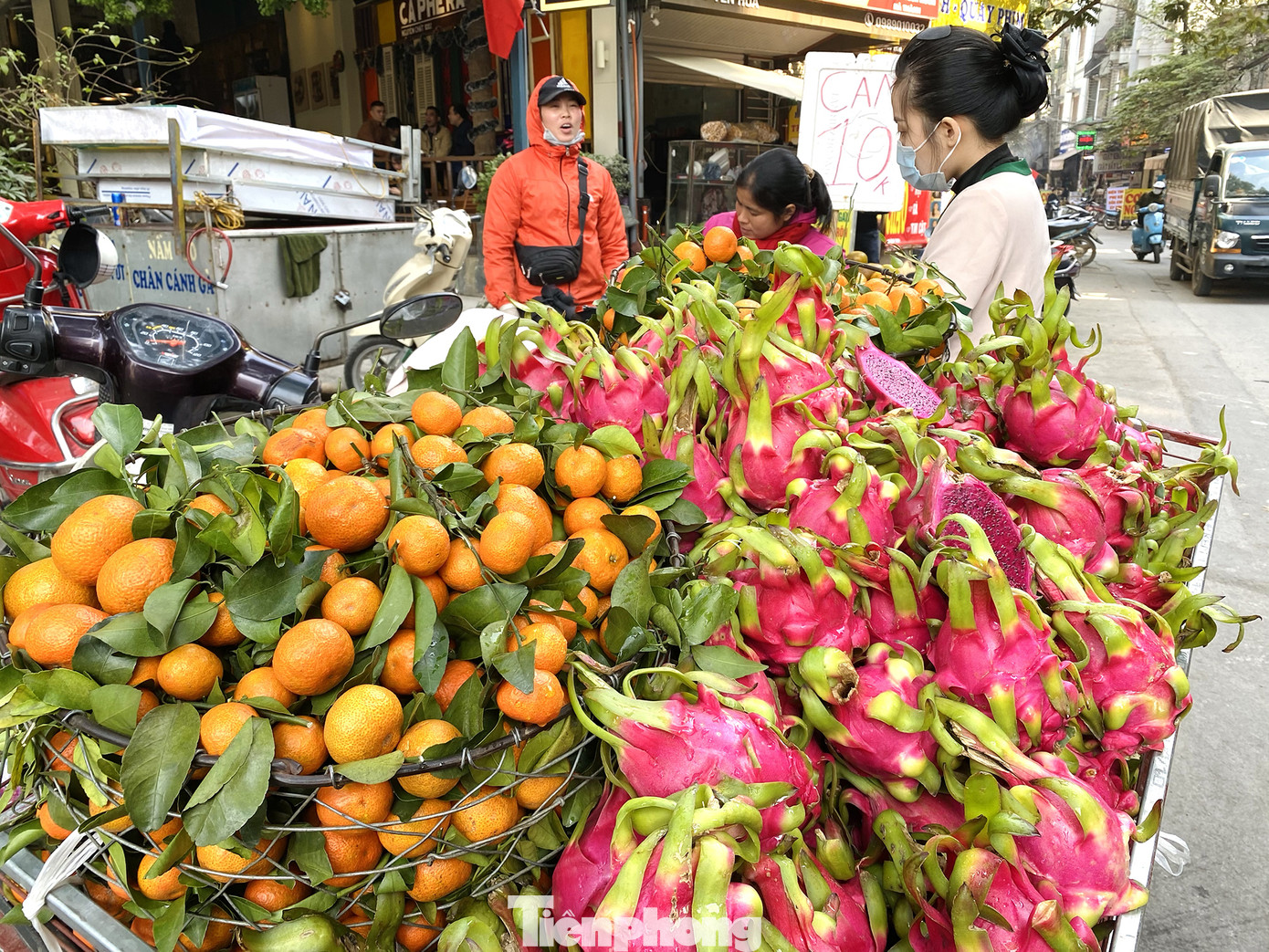 Hoa quả giá rẻ không rõ nguồn gốc bày bán ngập phố Hà Nội ảnh 2