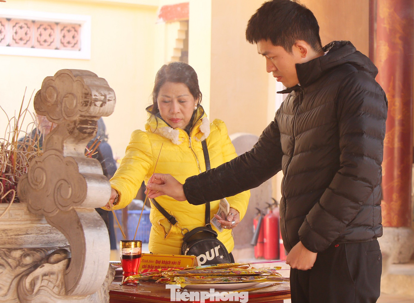 Nhiều người Hà Nội tranh thủ nghỉ trưa đi lễ 'Tứ trấn' ngày mùng 1 cuối cùng của năm ảnh 5