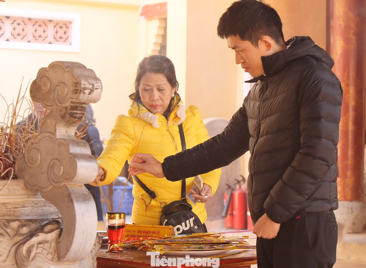 Nhiều người Hà Nội tranh thủ nghỉ trưa đi lễ 'Tứ trấn' ngày mùng 1 cuối cùng của năm ảnh 5