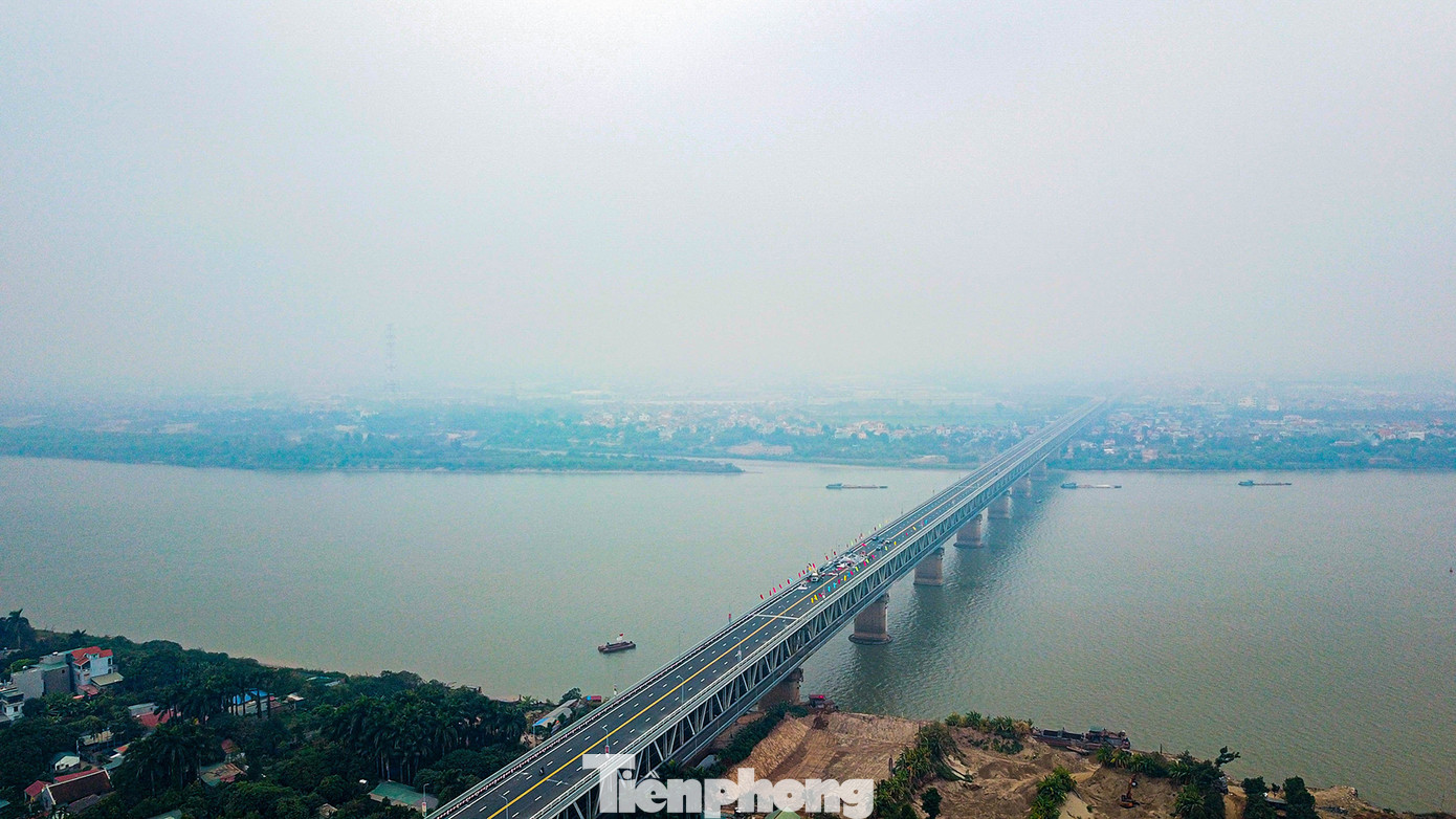 Hàng đoàn ô tô nối đuôi nhau lên cầu Thăng Long trong ngày thông cầu ảnh 10