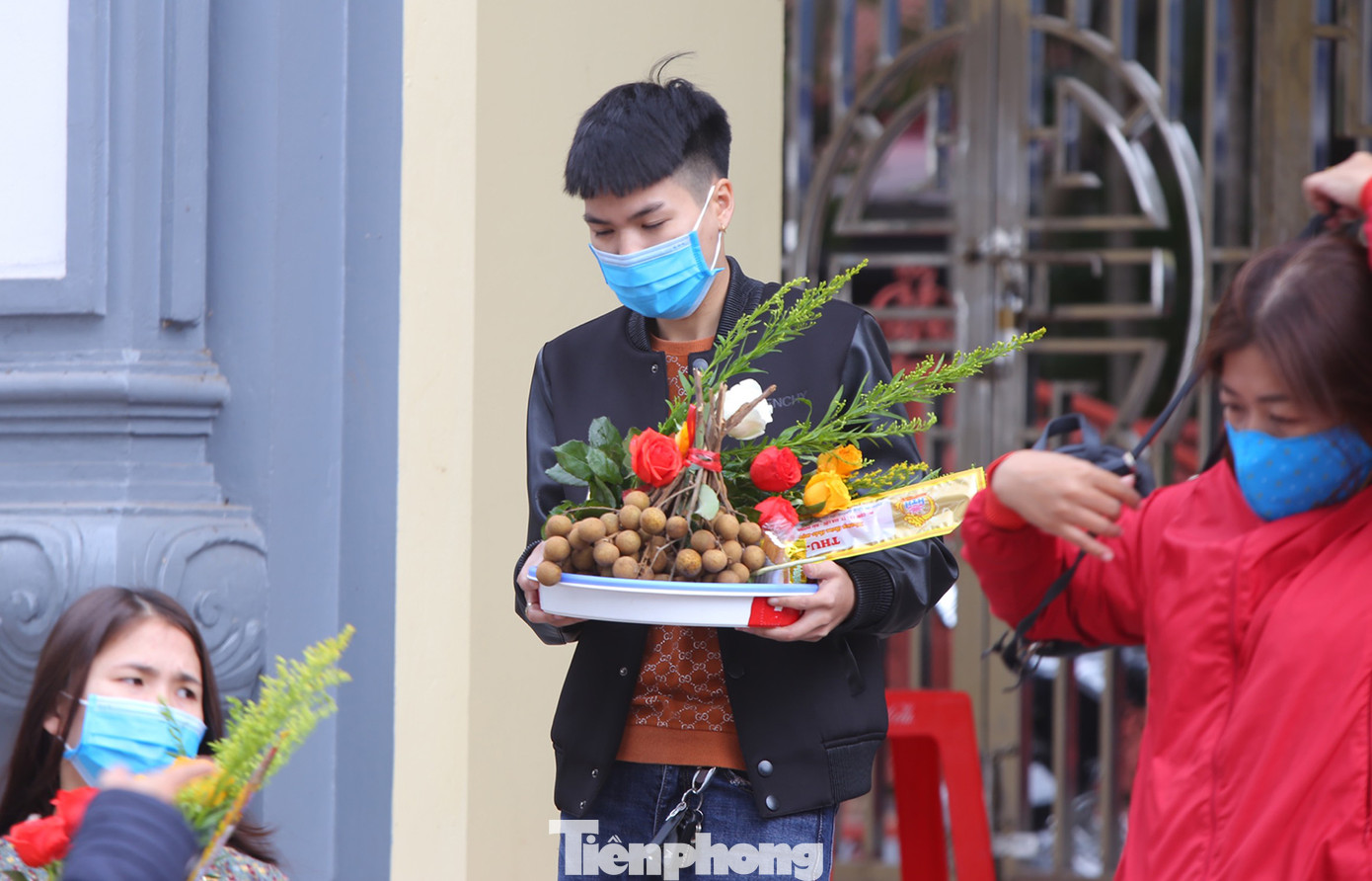 Xếp hàng chờ viết sớ ở Phủ Tây Hồ ảnh 3