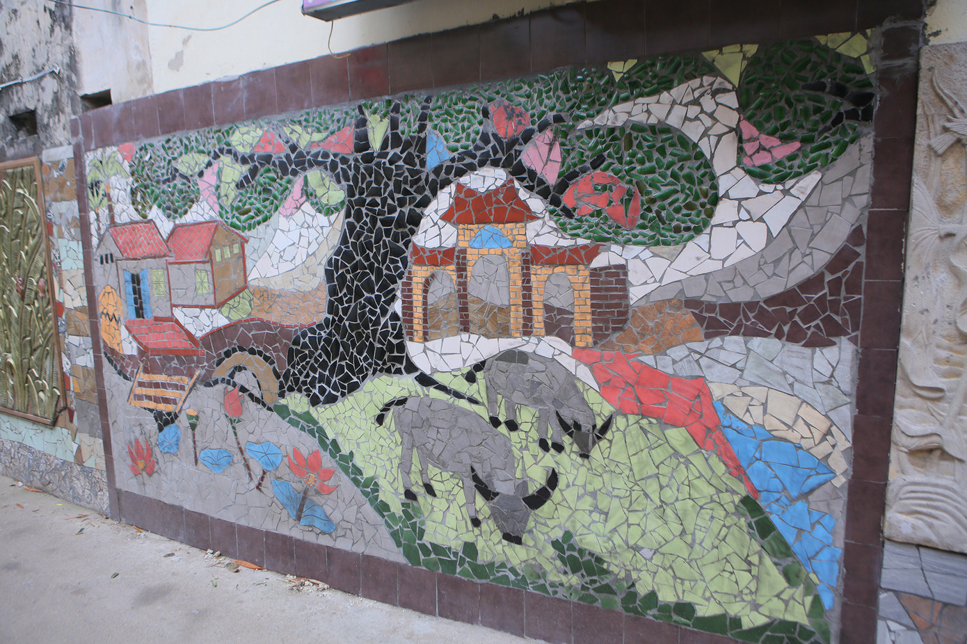 Đồ phế thải thành tác phẩm nghệ thuật trên đường làng Liên Mạc ảnh 11