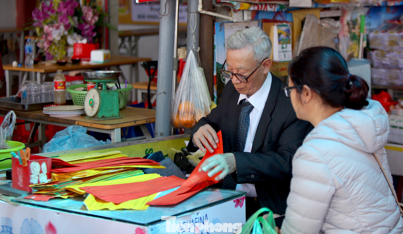 Xếp hàng chờ viết sớ ở Phủ Tây Hồ ảnh 6