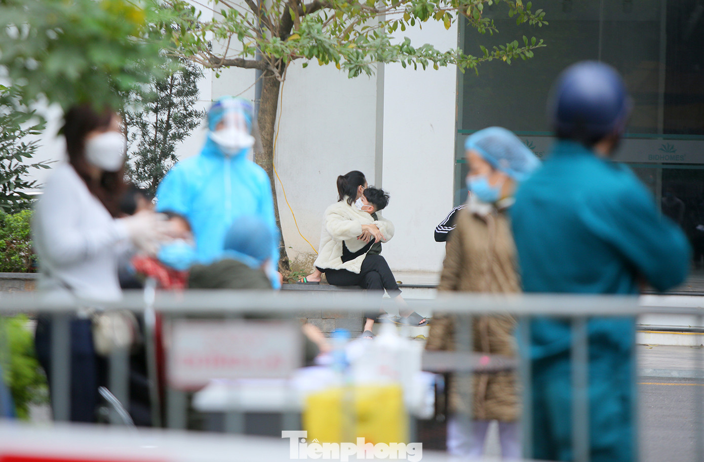 Hà Nội phong tỏa chung cư 1.200 hộ dân, tiến hành xét nghiệm ngay tại sảnh tòa nhà ảnh 5