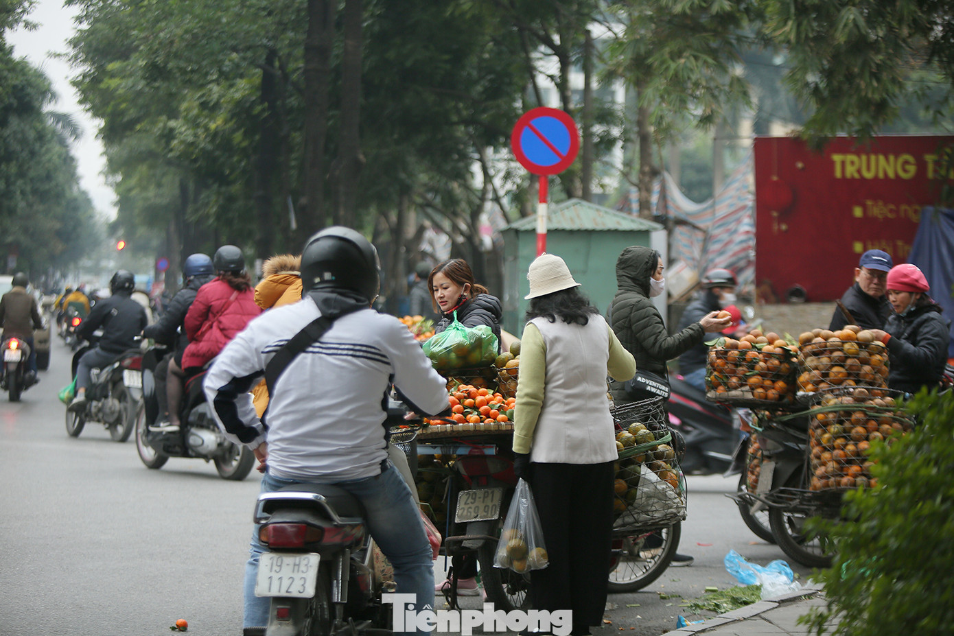 Hà Nội tái diễn 'chợ cóc' tự phát khi Tết Nguyên đán cận kề ảnh 8