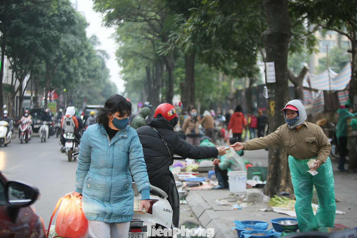 Hà Nội tái diễn 'chợ cóc' tự phát khi Tết Nguyên đán cận kề ảnh 9