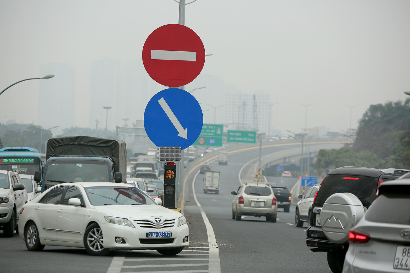 Hàng đoàn ô tô nối đuôi nhau lên cầu Thăng Long trong ngày thông cầu ảnh 9