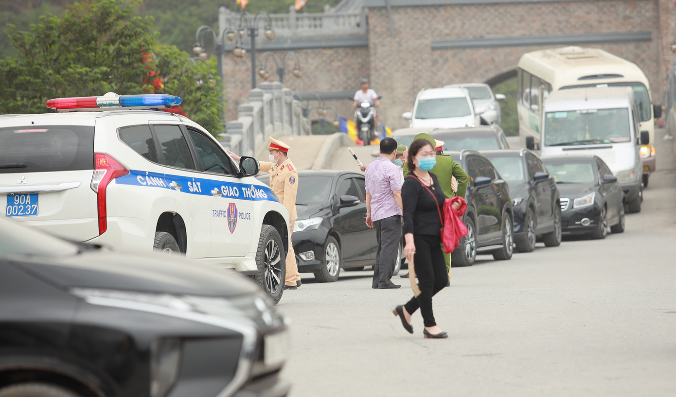 'Biển người' chen chân đi lễ chùa Tam Chúc ngày cuối tuần ảnh 10