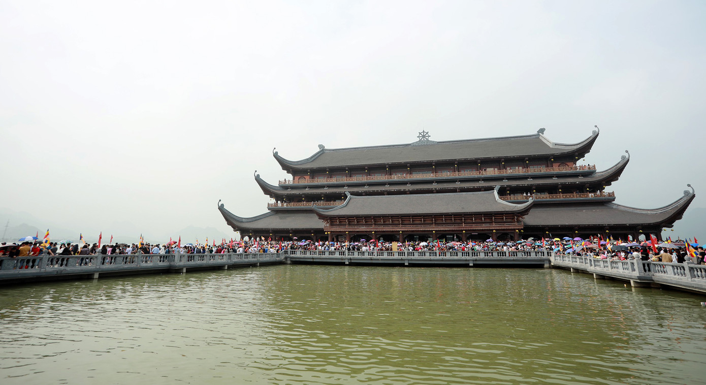 'Biển người' chen chân đi lễ chùa Tam Chúc ngày cuối tuần ảnh 3