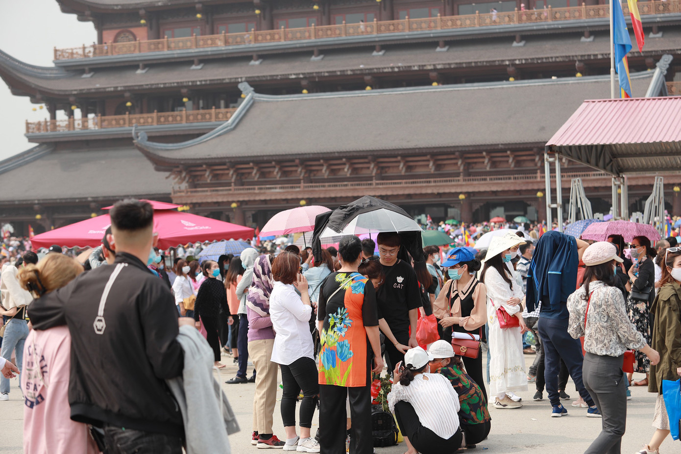 'Biển người' chen chân đi lễ chùa Tam Chúc ngày cuối tuần ảnh 4