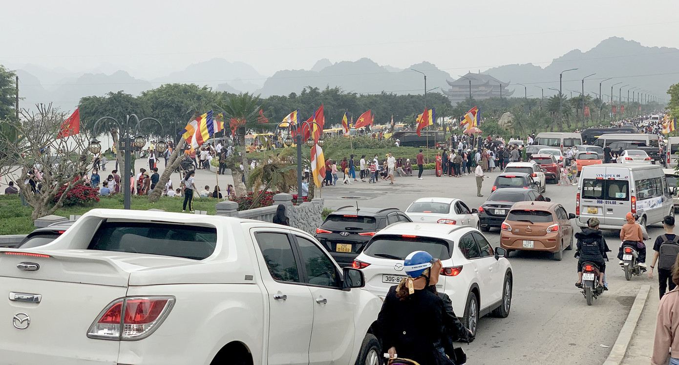 'Biển người' chen chân đi lễ chùa Tam Chúc ngày cuối tuần ảnh 5