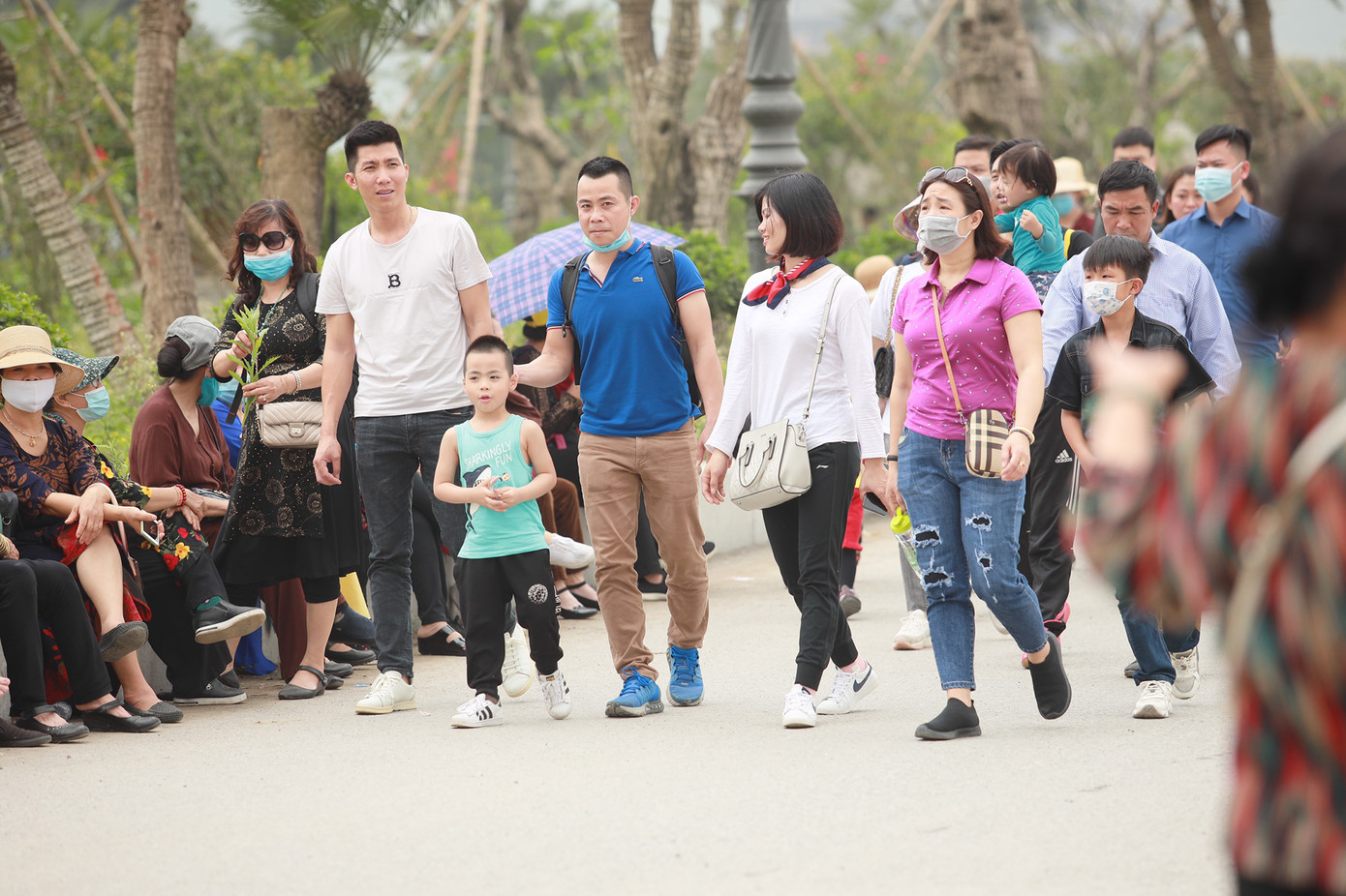 'Biển người' chen chân đi lễ chùa Tam Chúc ngày cuối tuần ảnh 6