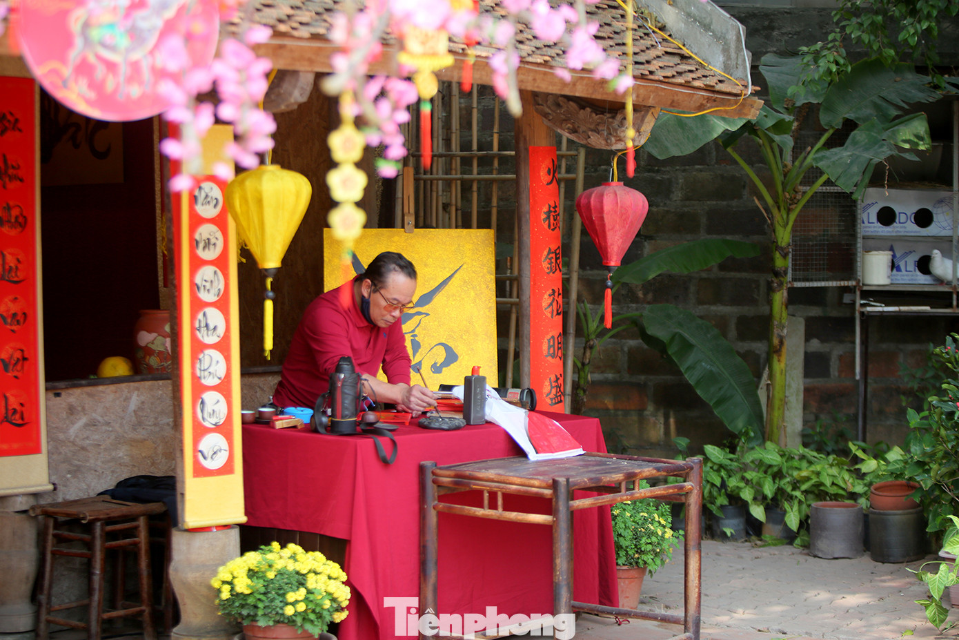 Dịch COVID-19 bùng phát, 'xóm' ông đồ ở Quốc Tử Giám vắng bóng khách ảnh 6