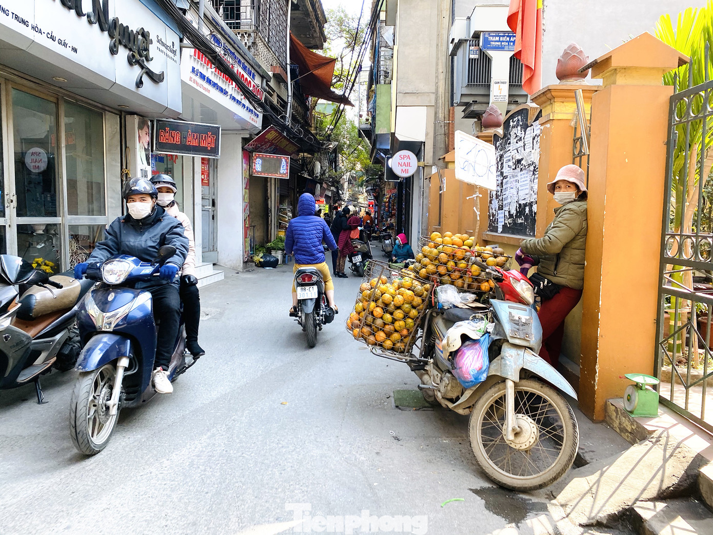 Hoa quả giá rẻ không rõ nguồn gốc bày bán ngập phố Hà Nội ảnh 9