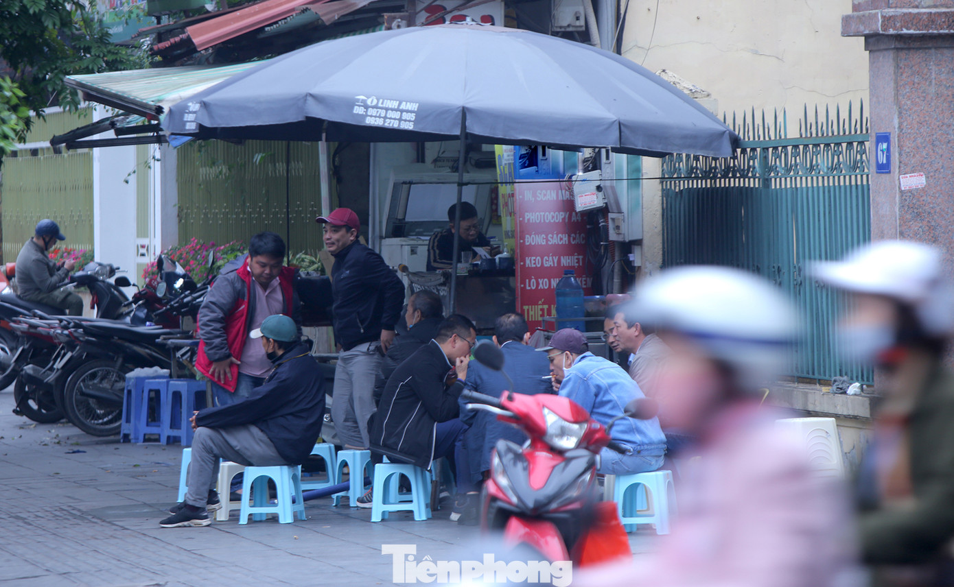 Hàng quán vỉa hè Hà Nội hoạt động tấp nập giữa lệnh cấm ảnh 1