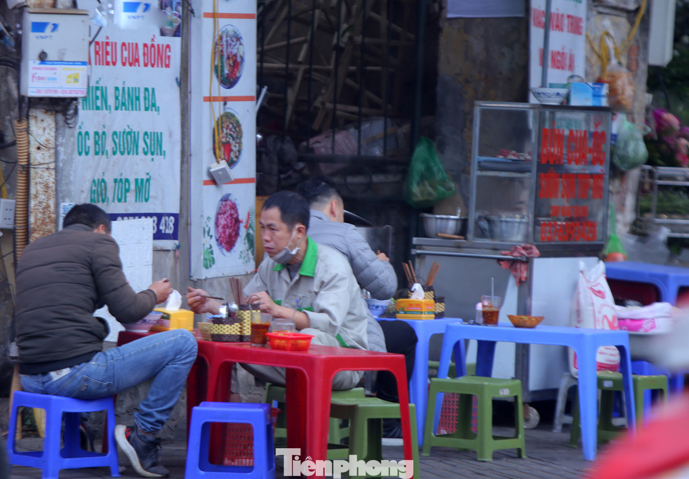 Hàng quán vỉa hè Hà Nội hoạt động tấp nập giữa lệnh cấm ảnh 11