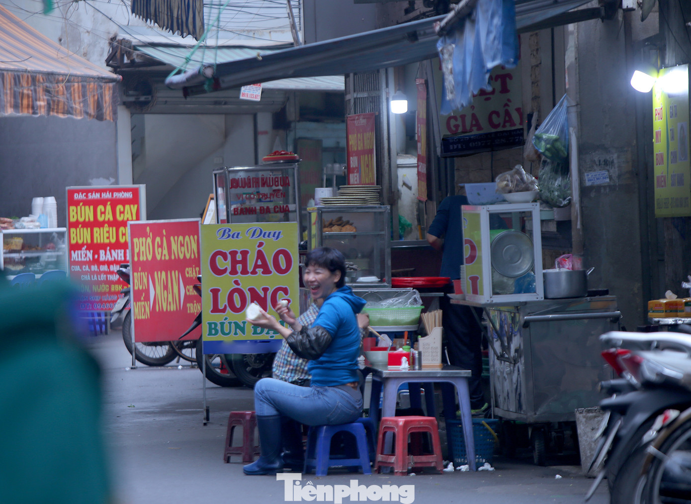 Hàng quán vỉa hè Hà Nội hoạt động tấp nập giữa lệnh cấm ảnh 9