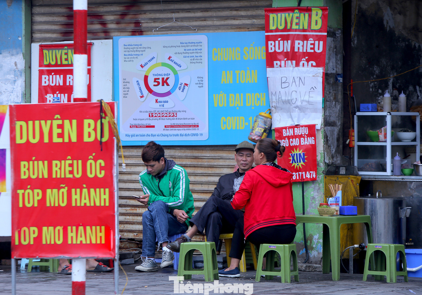 Hàng quán vỉa hè Hà Nội hoạt động tấp nập giữa lệnh cấm ảnh 5