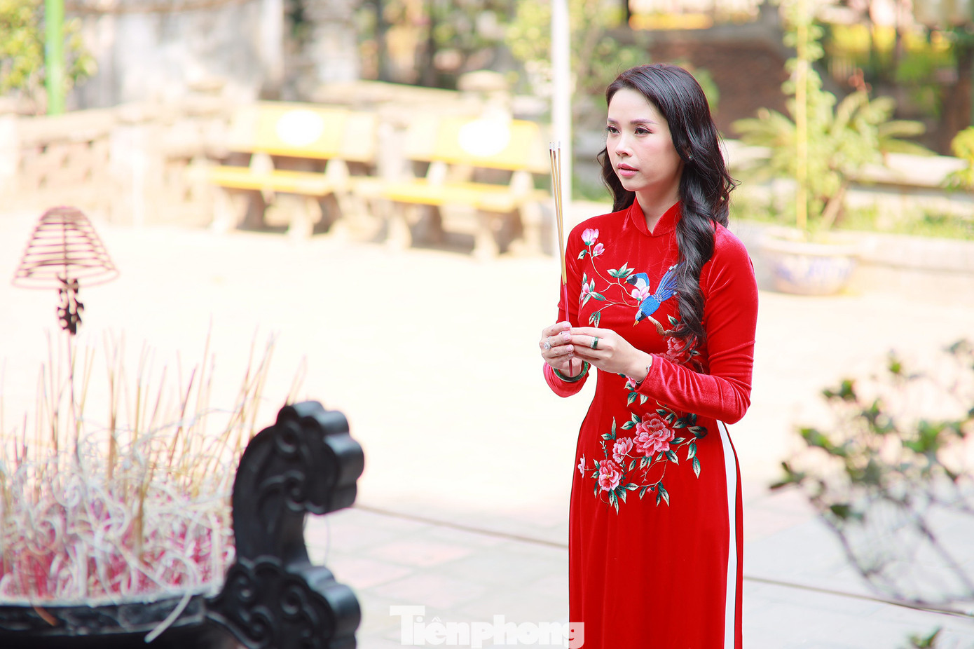 Nhiều người Hà Nội tranh thủ nghỉ trưa đi lễ 'Tứ trấn' ngày mùng 1 cuối cùng của năm ảnh 8