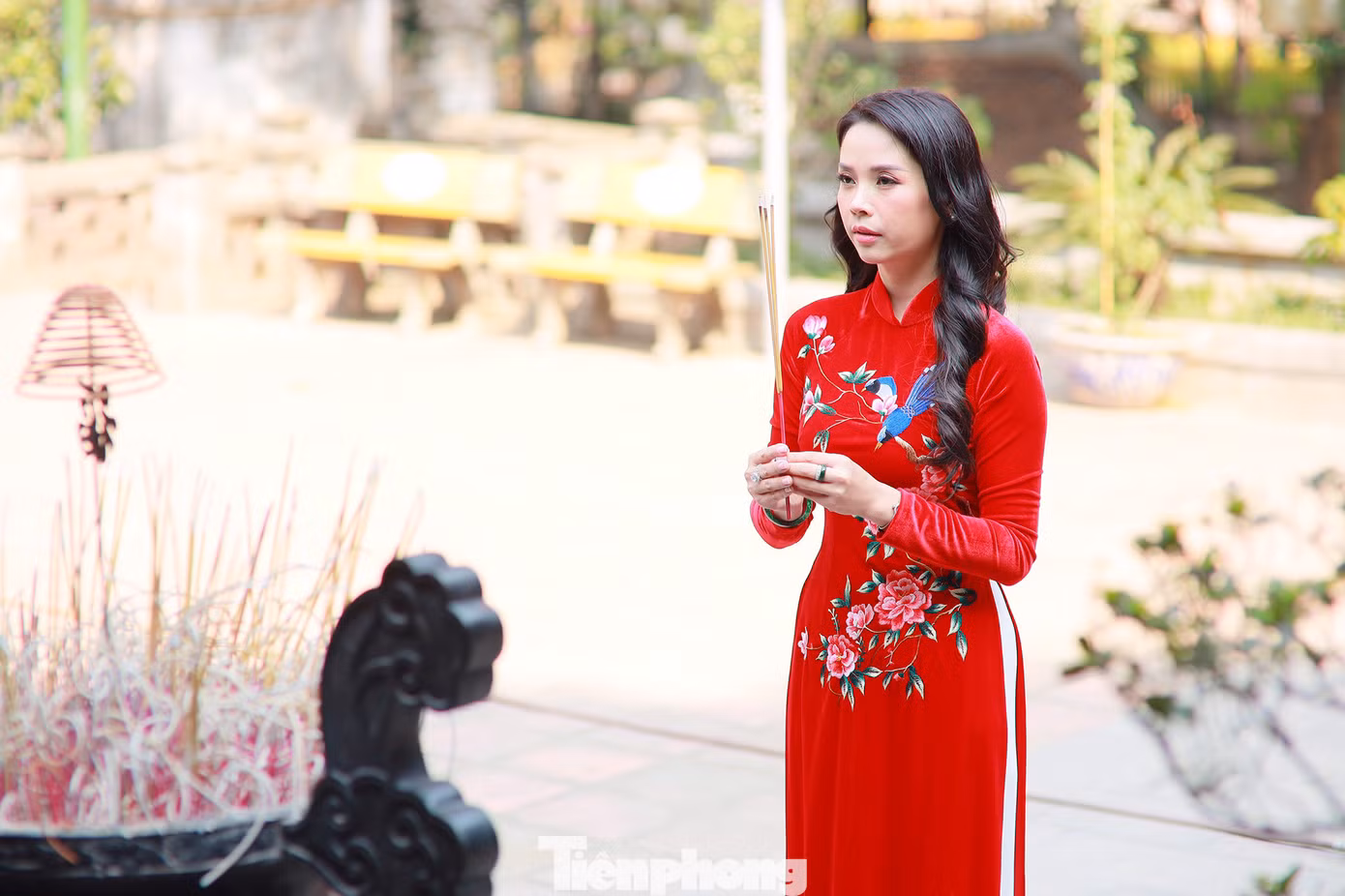 Nhiều người Hà Nội tranh thủ nghỉ trưa đi lễ 'Tứ trấn' ngày mùng 1 cuối cùng của năm ảnh 8