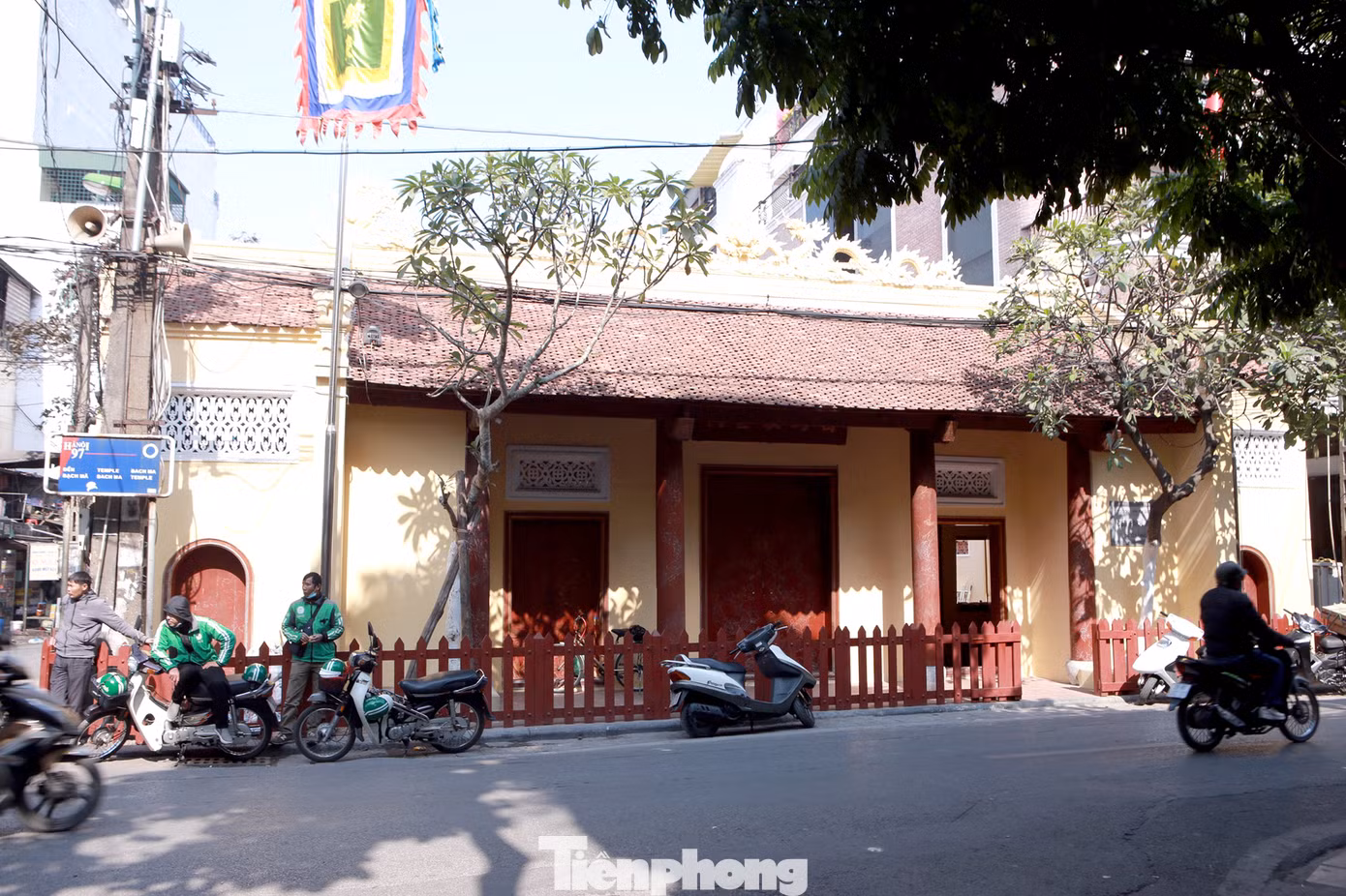 Nhiều người Hà Nội tranh thủ nghỉ trưa đi lễ 'Tứ trấn' ngày mùng 1 cuối cùng của năm ảnh 10
