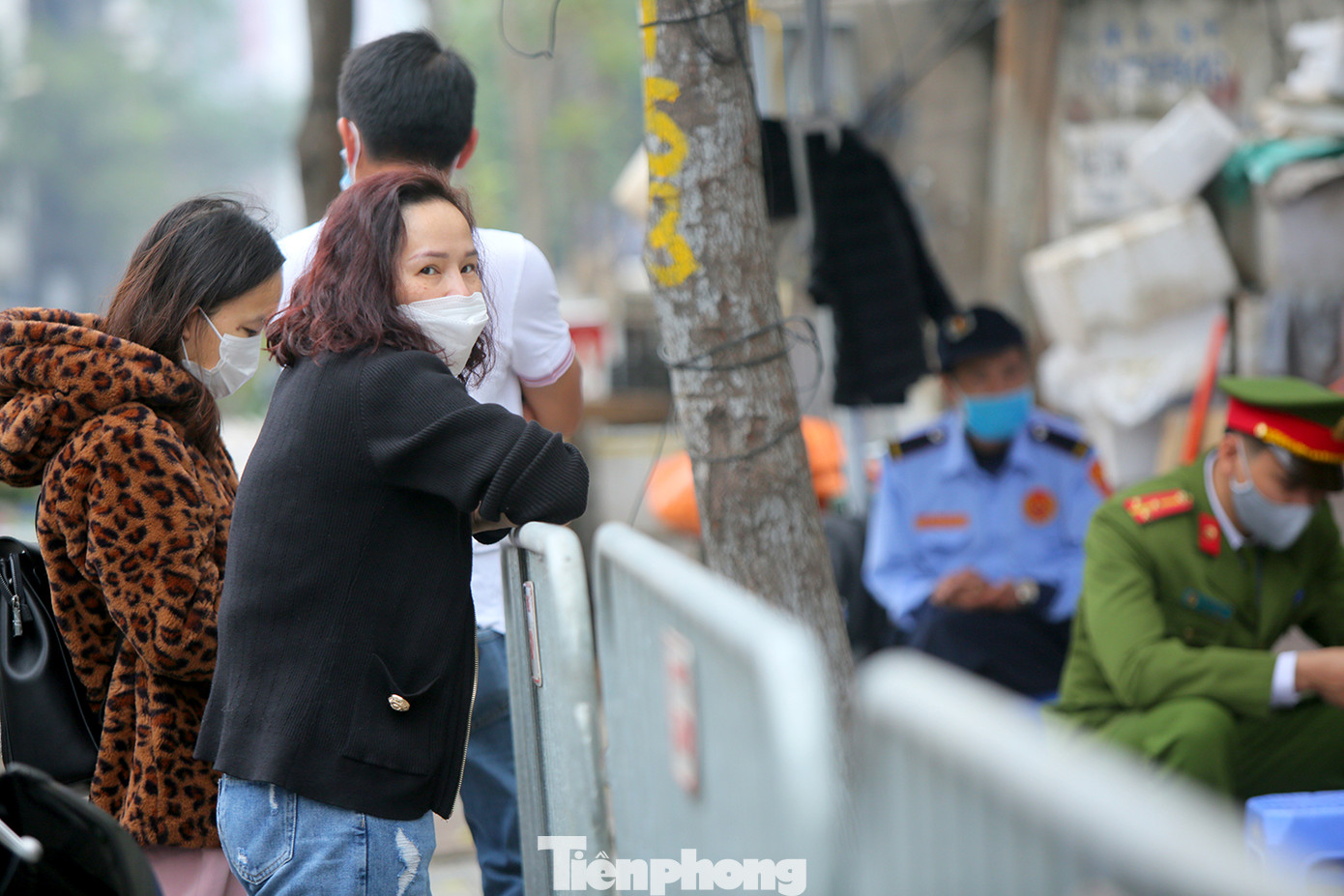 Hà Nội phong tỏa chung cư 1.200 hộ dân, tiến hành xét nghiệm ngay tại sảnh tòa nhà ảnh 8