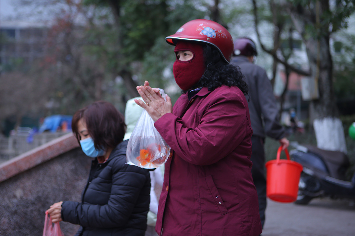 Người dân dùng ròng rọc thả cá chép tiễn ông Công ông Táo chầu trời ảnh 3