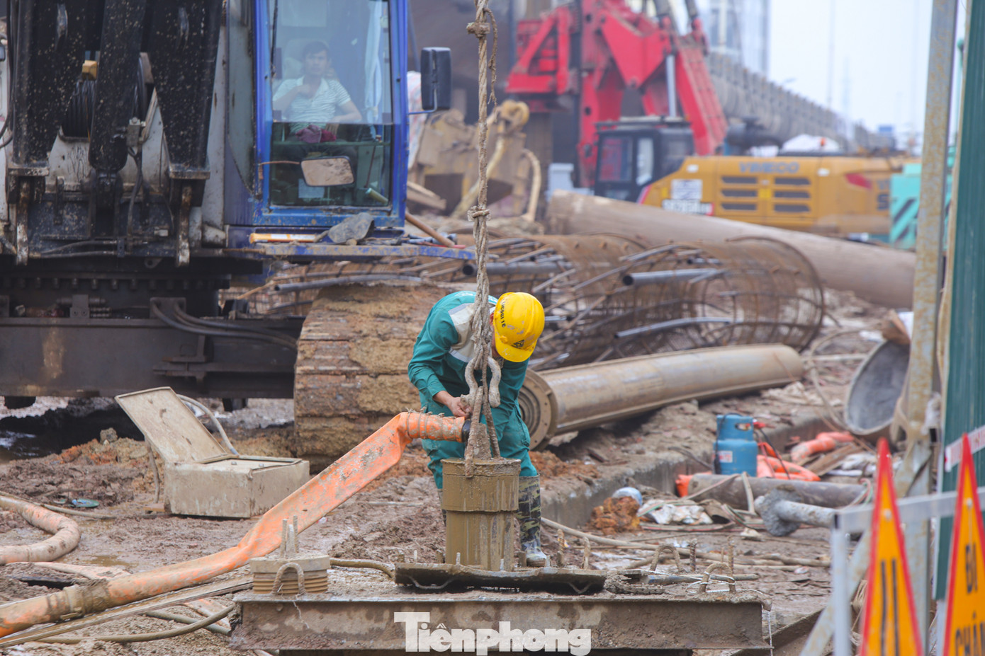 Cận cảnh đại công trường cầu Vĩnh Tuy 2 'nghìn tỷ' vượt sông Hồng ảnh 6