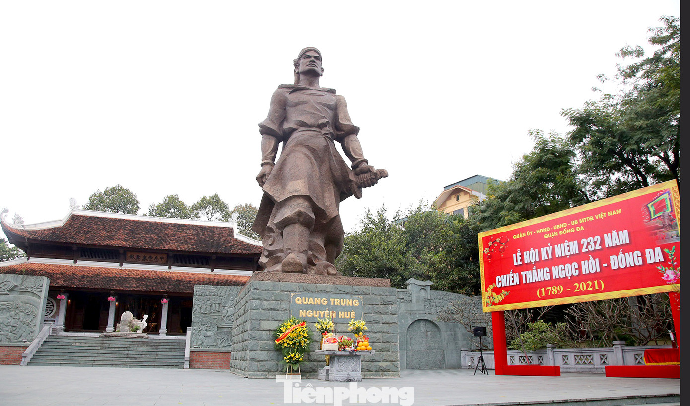 Các di tích Hà Nội 'cửa đóng then cài' trong ngày đầu thực hiện chỉ thị của thành phố ảnh 3